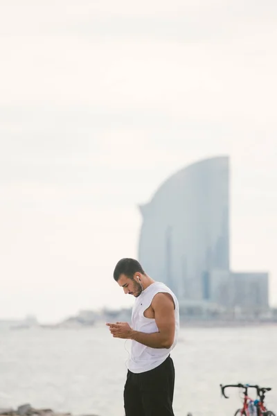 Exercise in the open air in the gymnasium on the beach barceloneta on the shores of the Mediterranean Sea in Catalonia — Stock Photo, Image