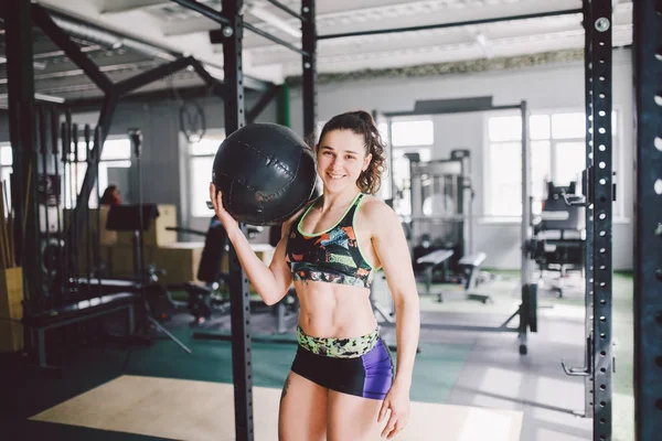 spor salonunda bir top tutan güzel beyaz kız. Üst ve şort giymiş