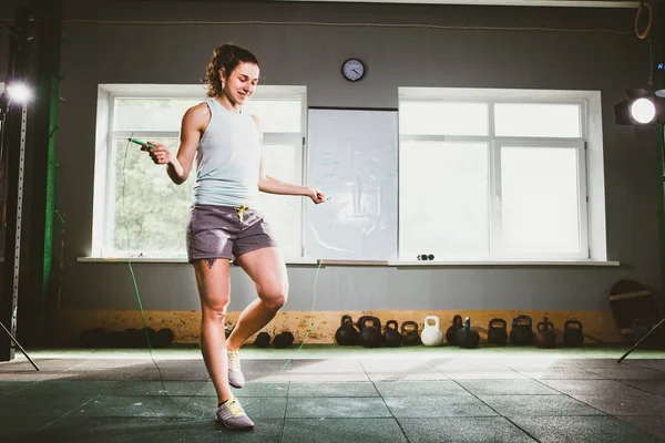 Joven mujer caucásica sonriente sosteniendo una cuerda para saltar - Health and Fitness Concept —  Fotos de Stock