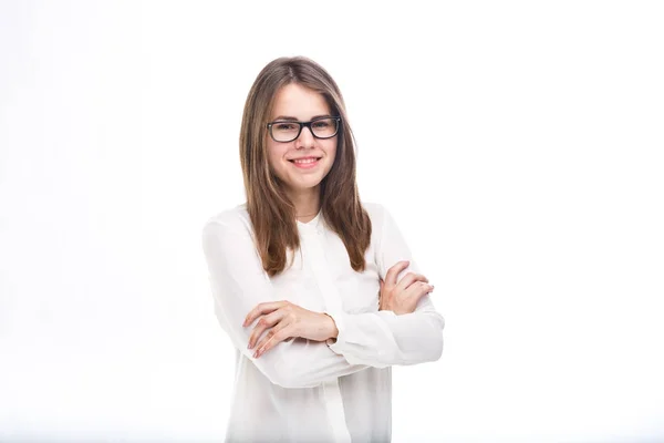 Hermosa joven en gafas con montura negra, con pelo castaño sobre hombros y camisa blanca sobre fondo blanco aislado . —  Fotos de Stock