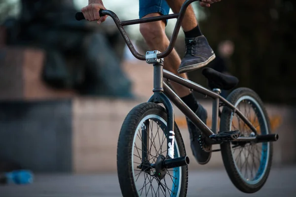 Giovane adolescente ciclista ragazzo cavalcando su bella arancione bmx bicicletta maschio hobby estremo sport maschio hobby inferiore parte primo piano fondo all'aperto — Foto Stock