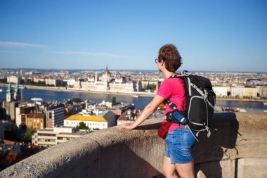 Bir turist kız ile Macaristan, Budapest city Meclis'te bakan irtifada gözlem güverte onu tekrar duruyor