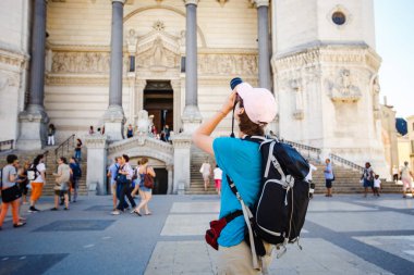 Bergamo İtalya kız backpacker backshot fotoğraf Tapınağı konumlar arkasında siyah bir sırt çantası ile ayakta