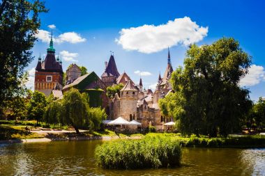 Lakefront üzerinde güzel ortaçağ kalesi. Şehir Park Budapeşte Macaristan