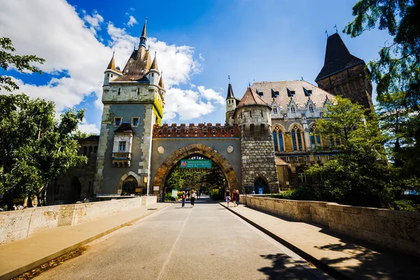 Beau château médiéval au bord du lac. City Park de Budapest Hongrie — Photo