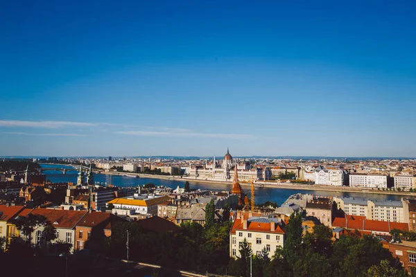 Kveldssol på Stortingets fasade over Donau, Budapest Ungarn . – stockfoto