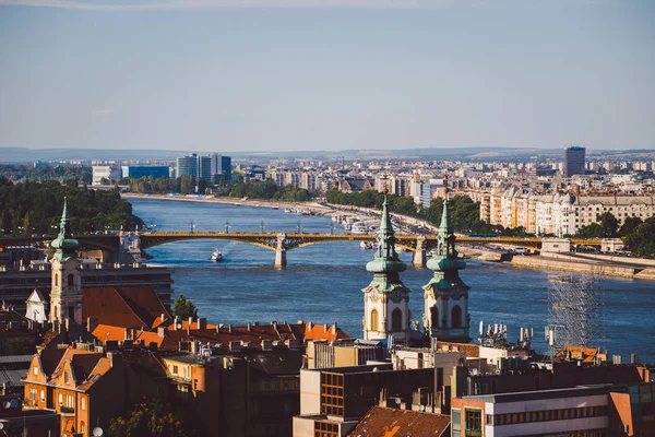 Večerní slunce na fasádě parlamentu, budovy přes řeku Dunaj, Budapest, Maďarsko. — Stock fotografie