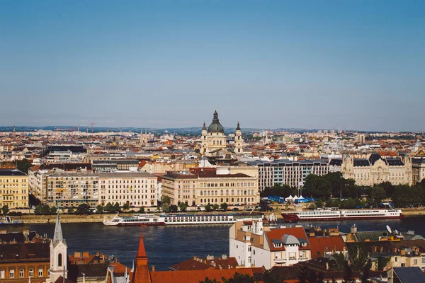 Kväll sön på fasaden av parlamentets byggnad över Donau, Budapest Ungern. — Stockfoto