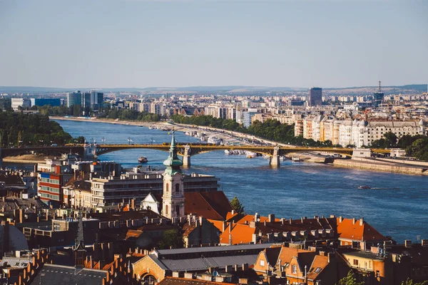 Abendsonne an der Fassade des Parlamentsgebäudes auf der anderen Seite der Donau, Budapest Ungarn. — kostenloses Stockfoto