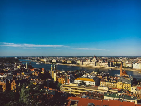 Večerní slunce na fasádě parlamentu, budovy přes řeku Dunaj, Budapest, Maďarsko. — Stock fotografie zdarma