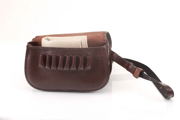 Skinnjaktpose med brunt pynt med beskyttelse mot hvit, isolert bakgrunn – stockfoto