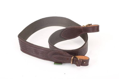 zırhlı kahverengi deri kemer beyaz izole arka planda