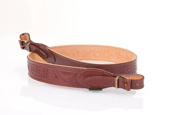 Cinturón de cuero marrón blindado sobre fondo blanco aislado —  Fotos de Stock