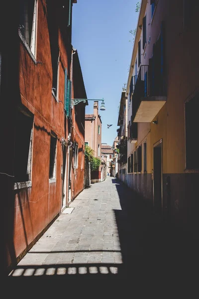 Old retro jalan tanpa siapa pun di Italia Venesia di musim panas — Foto Stok Gratis