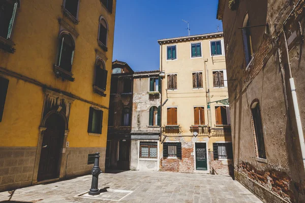 Oude retro straat zonder dat iemand in Italië Venetië in de zomer — Stockfoto