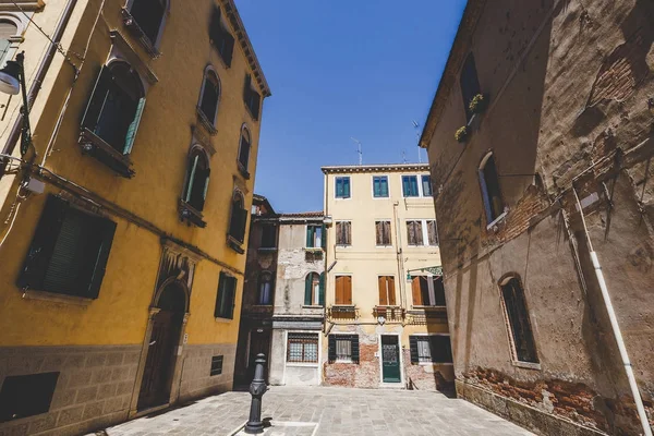 Antigua calle retro sin nadie en Italia Venecia en verano — Foto de stock gratis