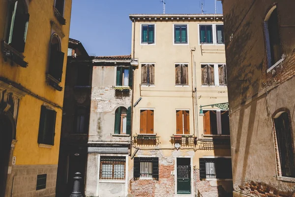 Antigua calle retro sin nadie en Italia Venecia en verano — Foto de Stock