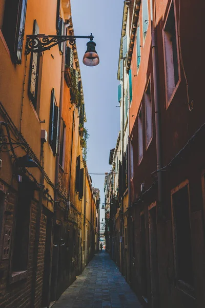 Oude retro straat zonder dat iemand in Italië Venetië in de zomer — Gratis stockfoto