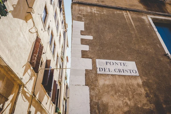 Antigua calle retro sin nadie en Italia Venecia en verano — Foto de Stock