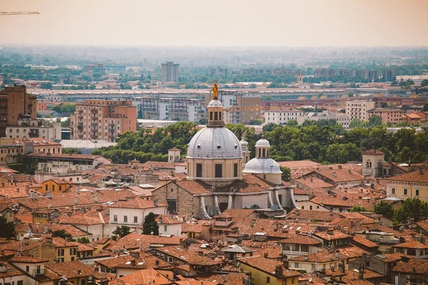 Vista del casco antiguo europeo de Brescia en Italia casa de empeño en verano — Foto de stock gratis