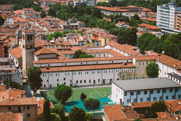 Blick auf die europäische Altstadt von Brescia in Italien Pfandleihe im Sommer — kostenloses Stockfoto