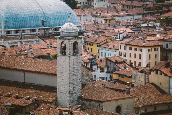 Vista del casco antiguo europeo de Brescia en Italia casa de empeño en verano — Foto de stock gratis