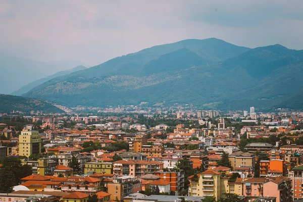 Blick auf die europäische Altstadt von Brescia in Italien Pfandleihe im Sommer — kostenloses Stockfoto