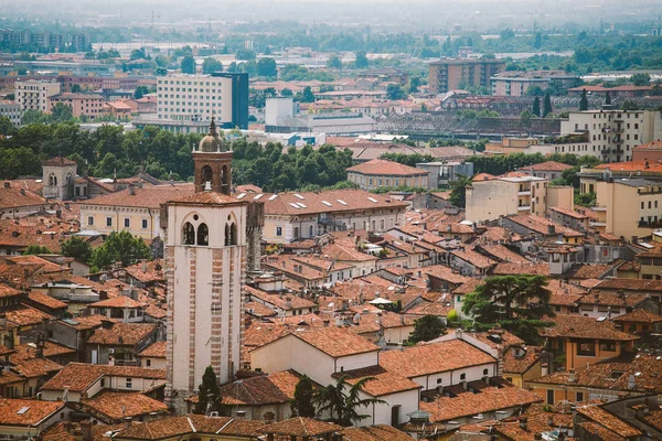 Vista della città vecchia europea di Brescia in Italia banco dei pegni in estate — Foto stock gratuita