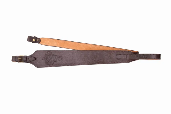 Cinturón de cuero marrón blindado sobre fondo blanco aislado —  Fotos de Stock
