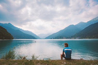dostum bisikletçi aittir bir dağ gölü Lago di Ledro, İtalya