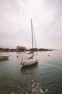 Sunset bulvarında göl lago di garda rıhtımın salo teknede arka plan eski şehrin kıyısında