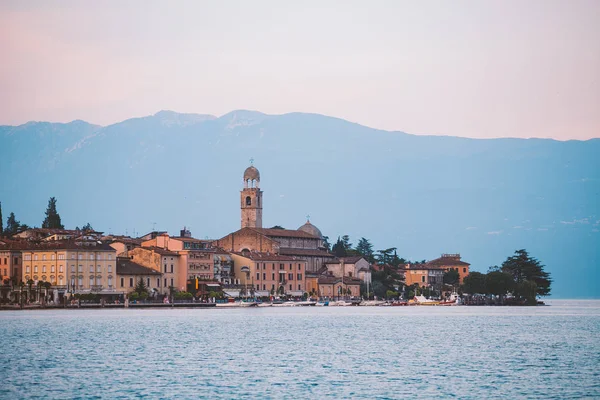 Lago Garda com vista para a cidade de Salo. Itália — Fotografia de Stock Grátis