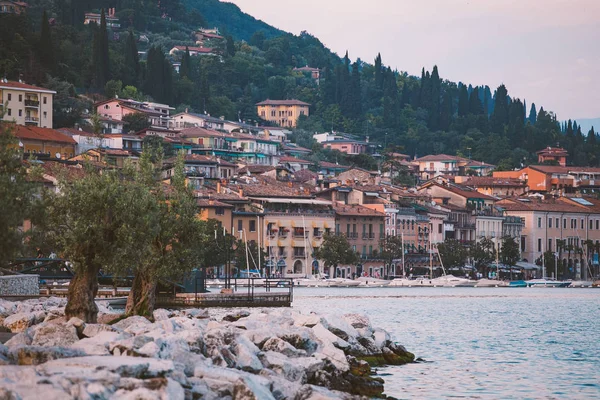 Gardasee mit Blick auf die Stadt Salo. Italien — kostenloses Stockfoto