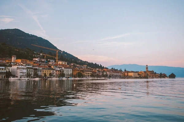 Lago Garda com vista para a cidade de Salo. Itália — Fotografia de Stock Grátis