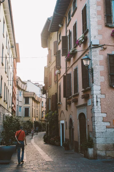 Staré Evropské ulice s architekturou v Itálii večer na břehu jezera Lago di garda — Stock fotografie