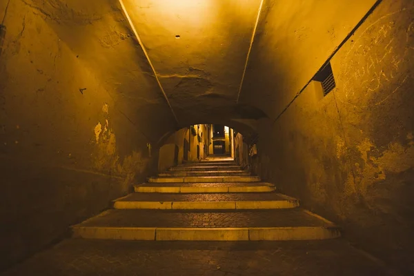 Old European street dengan arsitektur di Italia di malam hari di tepi Danau Lago di garda — Foto Stok Gratis