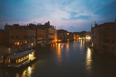 Venedik, İtalya. Grand Canal alacakaranlıkta Rialto Köprüsü'nden.