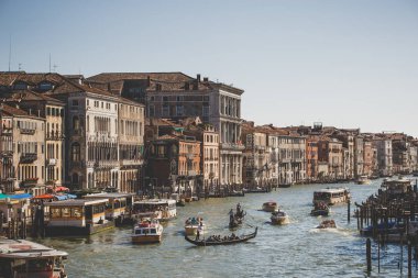 Venice, İtalya - 14 Temmuz 2017: Su taksileri ve gondollar büyük kanal yelken. Grand Canal Venedik büyük su-trafik koridorlarda biridir