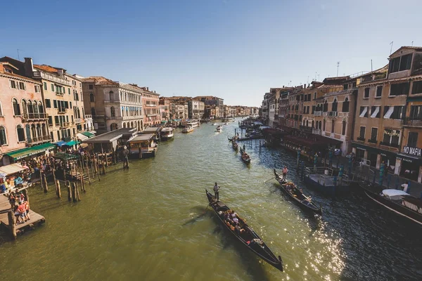 Venecia, Italia - 14 de julio de 2017: Taxis acuáticos y góndolas navegan a lo largo del Gran Canal. Gran Canal es uno de los principales corredores de tráfico de agua en Venecia — Foto de Stock