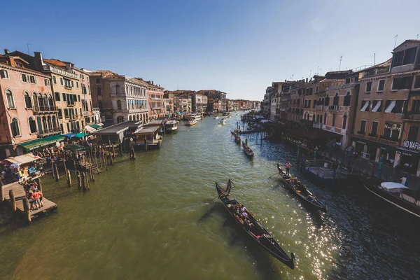 Benátky, Itálie – 14. července 2017: Vodní taxi a gondoly se plaví podél Canal Grande. Canal Grande je jedním z vodních dopravních koridorů v Benátkách — Stock fotografie