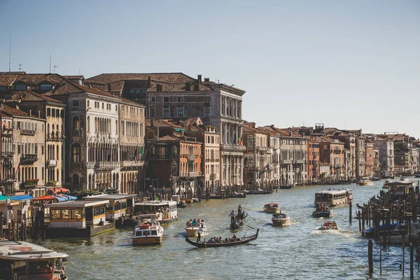 威尼斯, 意大利-2017年7月14日: 水上出租车和船正在沿着大运河航行。大运河是威尼斯主要的 water-traffic 走廊之一 — 图库照片