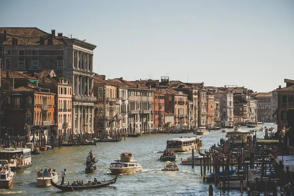 Venedig, Italien - 14. Juli 2017: Wassertaxis und Gondeln fahren den großen Kanal entlang. Grand Canal ist einer der wichtigsten Wasserverkehrskorridore in Venedig — Stockfoto