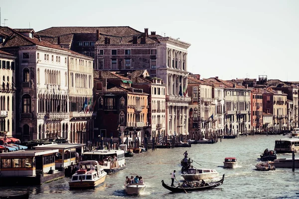 Venecia, Italia - 14 de julio de 2017: Taxis acuáticos y góndolas navegan a lo largo del Gran Canal. Gran Canal es uno de los principales corredores de tráfico de agua en Venecia — Foto de Stock