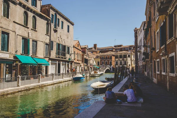 Venedig Stadtbild, schmaler Wasserkanal, Brücke und traditionelle Gebäude. Italien — Stockfoto