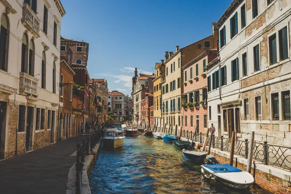 Venecia paisaje urbano, canal de agua estrecha, puente y edificios tradicionales. Italia — Foto de Stock