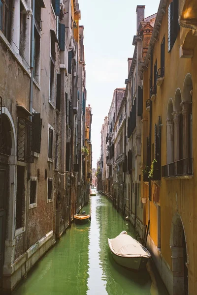 Canal de Venecia y barcos al amanecer. Turistas de todo el mundo disfrutan de la histórica ciudad de Venecia en Italia — Foto de Stock
