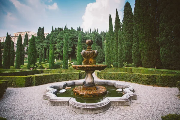 Giusti kert-Verona, Olaszország. Építészet és Verona jelképe. Képeslap-Verona — Stock Fotó