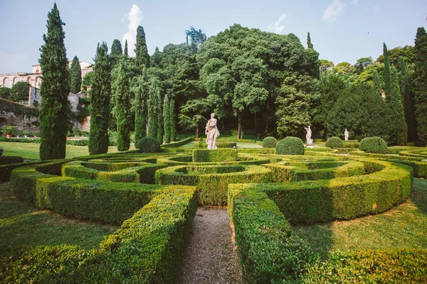 베로나, 이탈리아에서 Giusti 정원입니다. 아키텍처와 베로나의 랜드마크입니다. 베로나의 엽서 — 스톡 사진