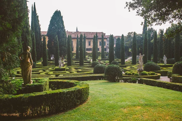 イタリア、ヴェローナのジュスティ庭園。アーキテクチャは、ヴェローナのランドマーク。ヴェローナのポストカード — ストック写真