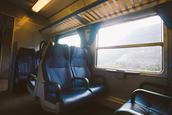 Interior de uma carruagem ferroviária italiana. Não há pessoas . — Fotografia de Stock Grátis